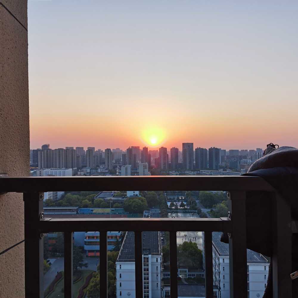 校园宿舍阳台的夕阳