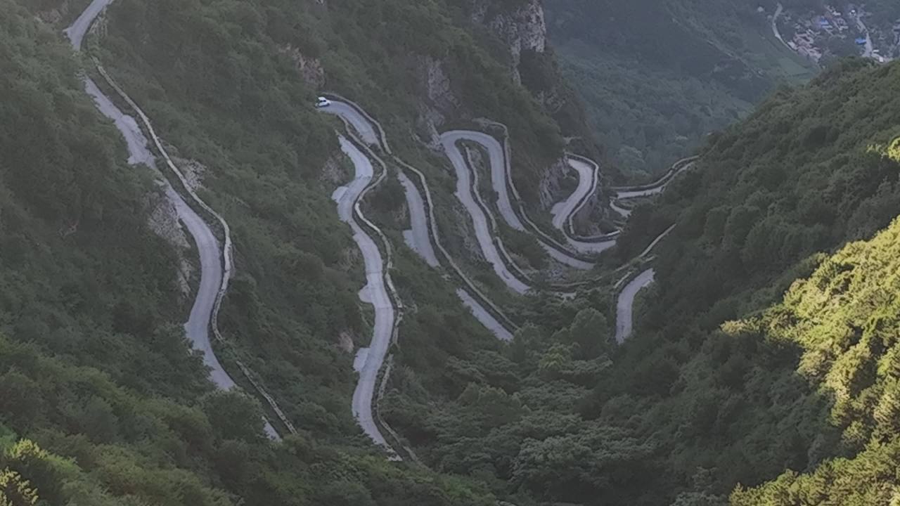 山间蜿蜒之路