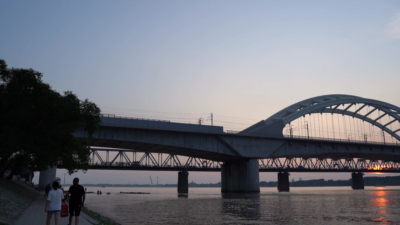 夕阳下的铁路桥