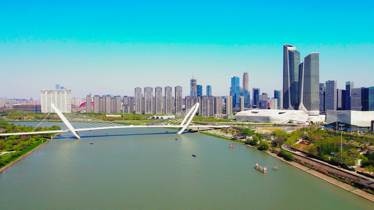 4K航拍南京南京眼保利大剧院步行桥