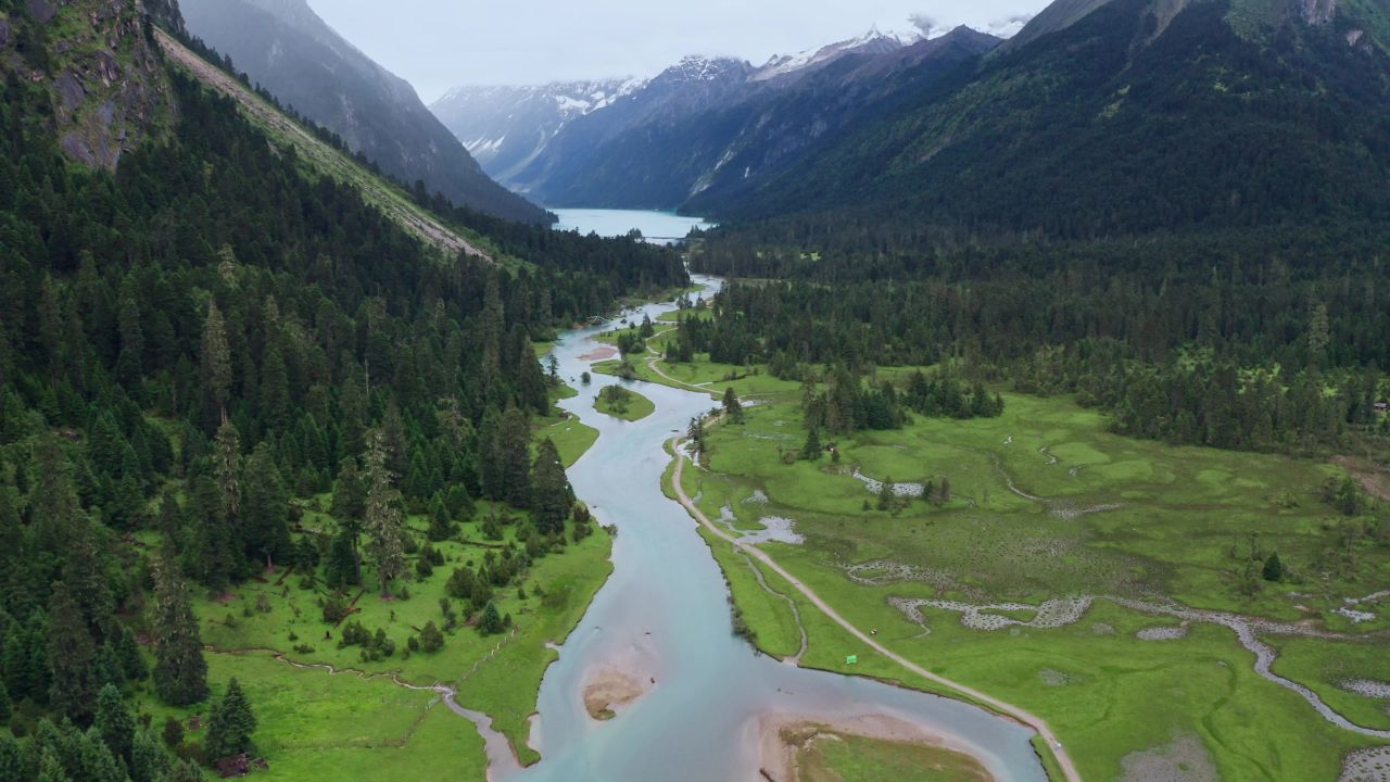 航拍夏天的西藏林芝新措河谷湿地