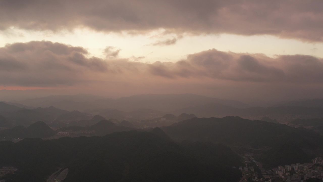 大山城市清晨日出贵州凯里日出航拍