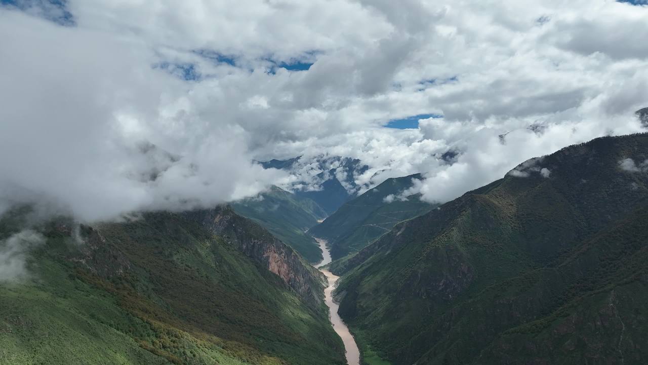 云雾缭绕的高山峡谷全景