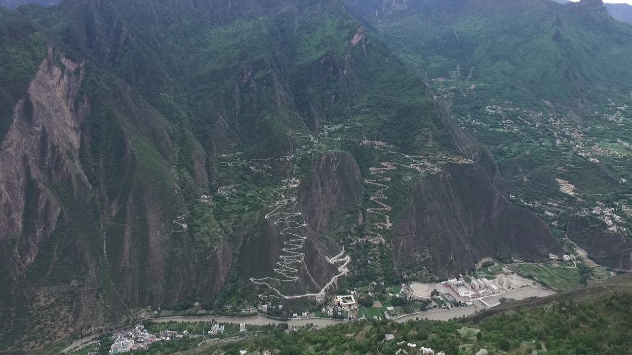 高山上的村落航拍