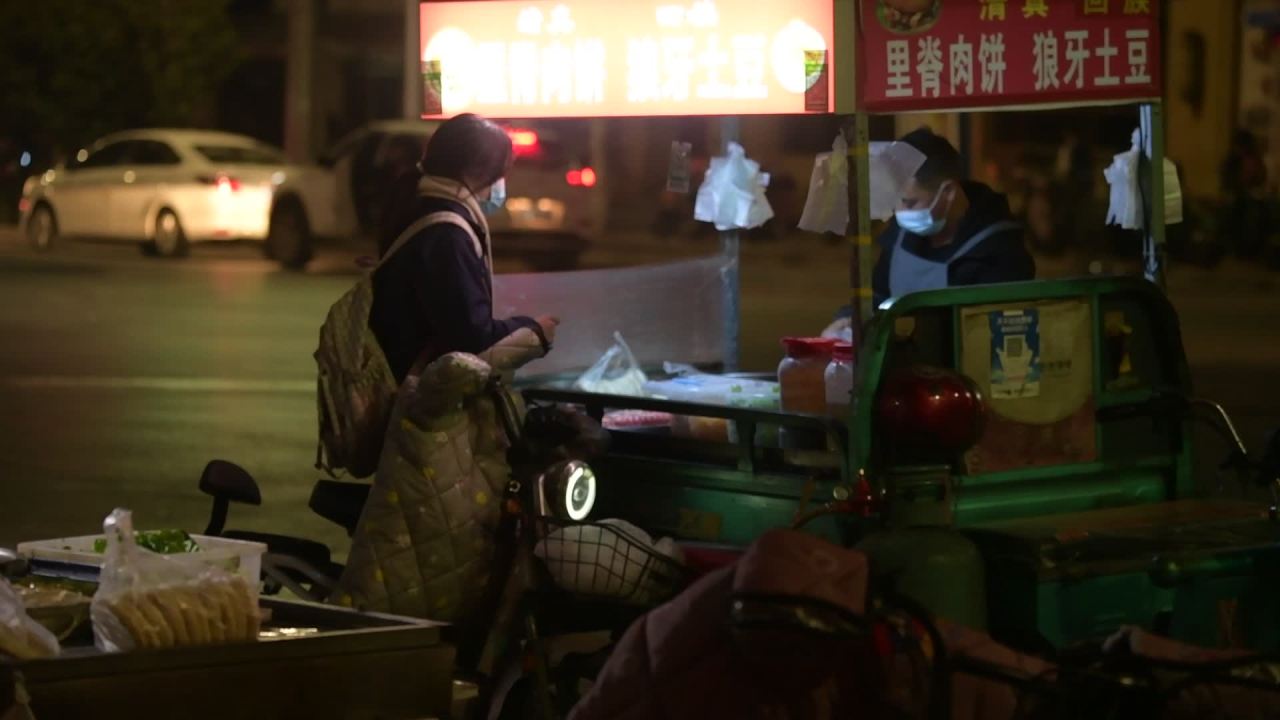 夜市小吃摊的忙碌时光