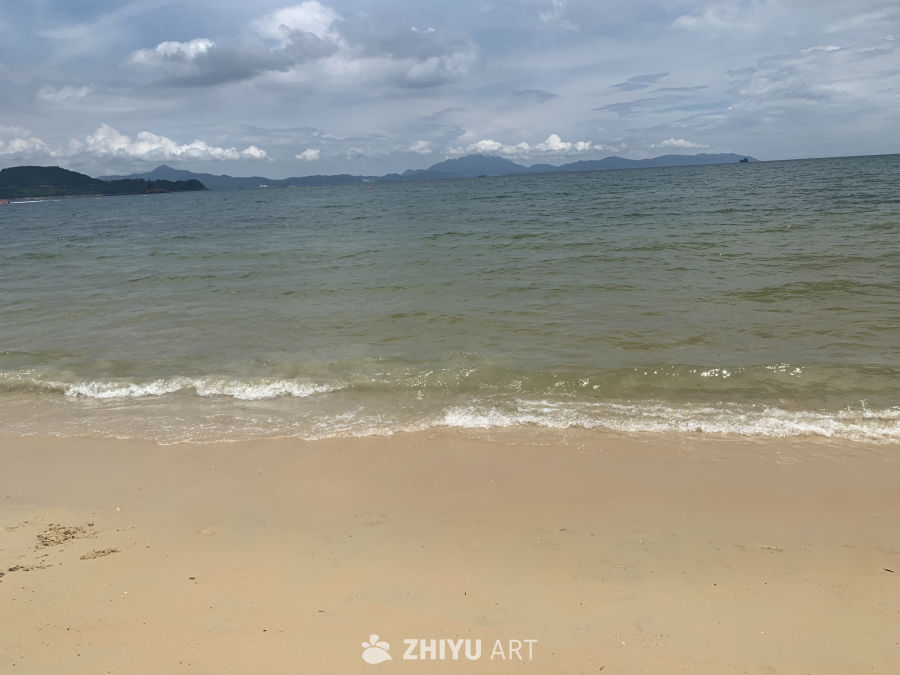 宁静的海滩与远处的山脉