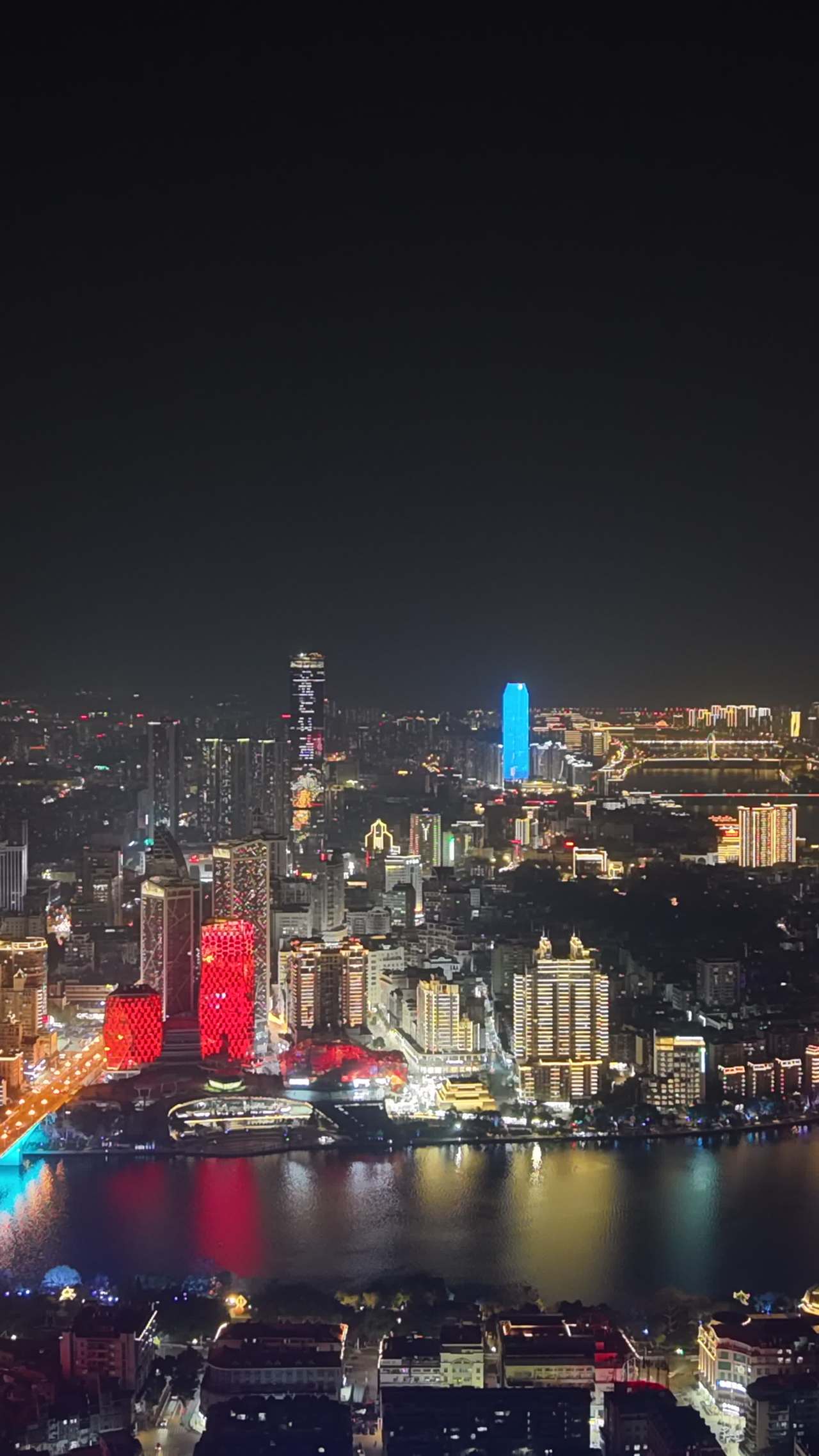 璀璨夜色下的都市风光