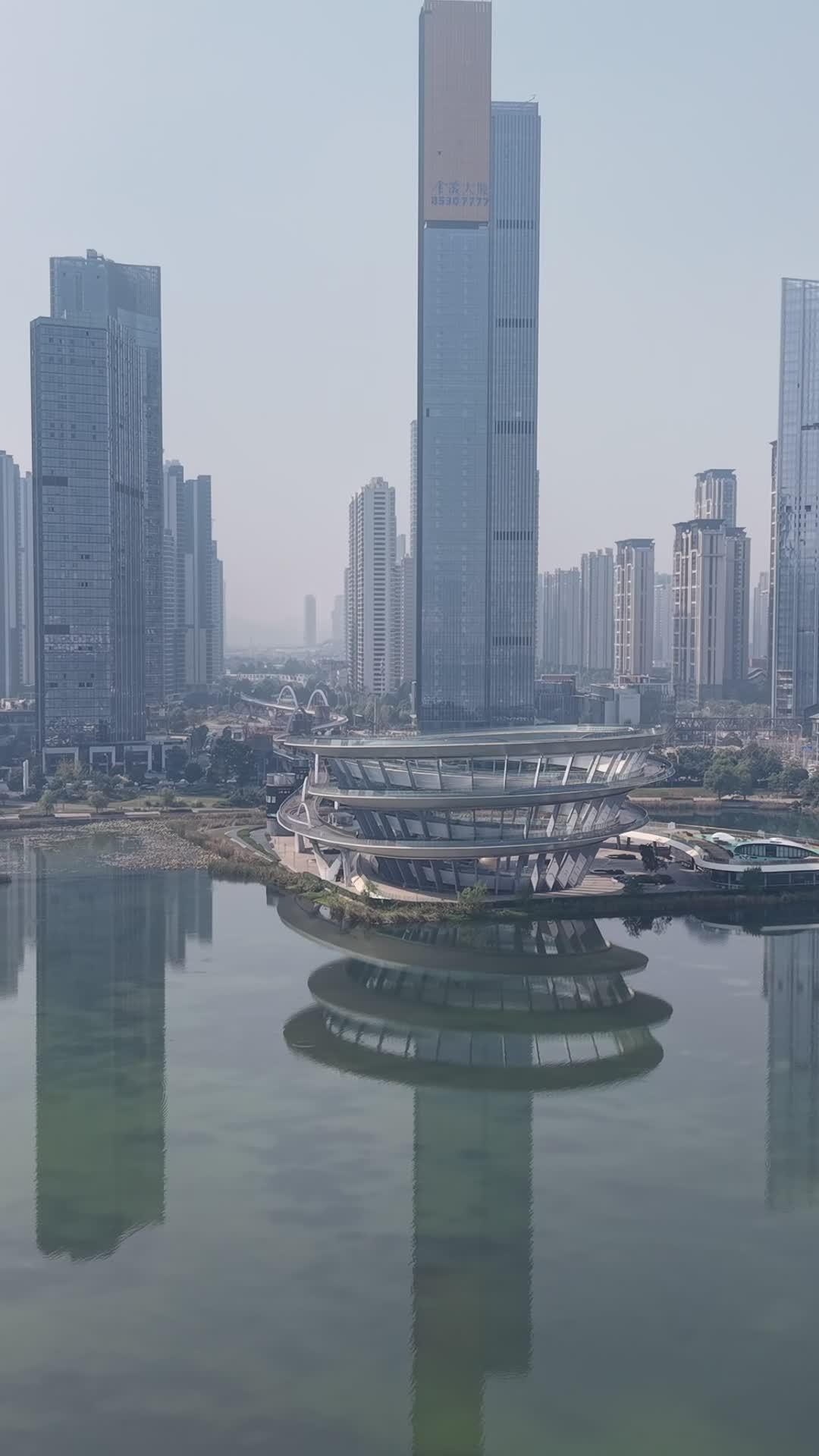 都市湖畔的现代建筑