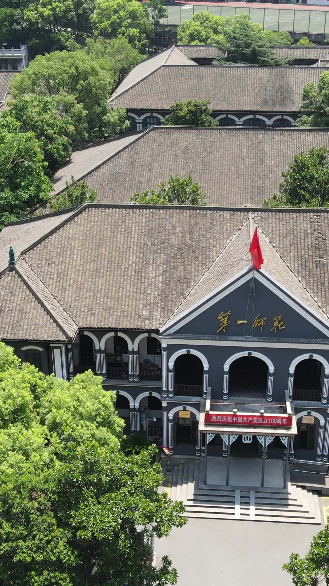 古韵建筑与绿树交织