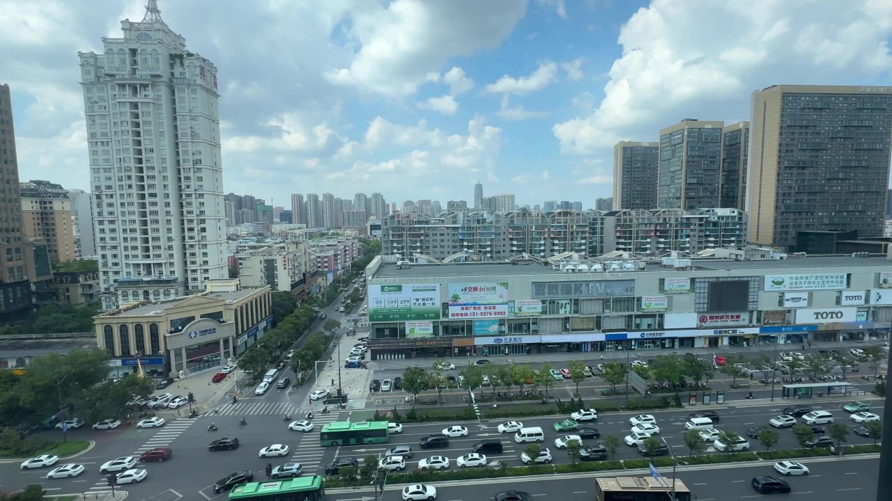 郑州CBD商务蓝天白云车流大玉米 2