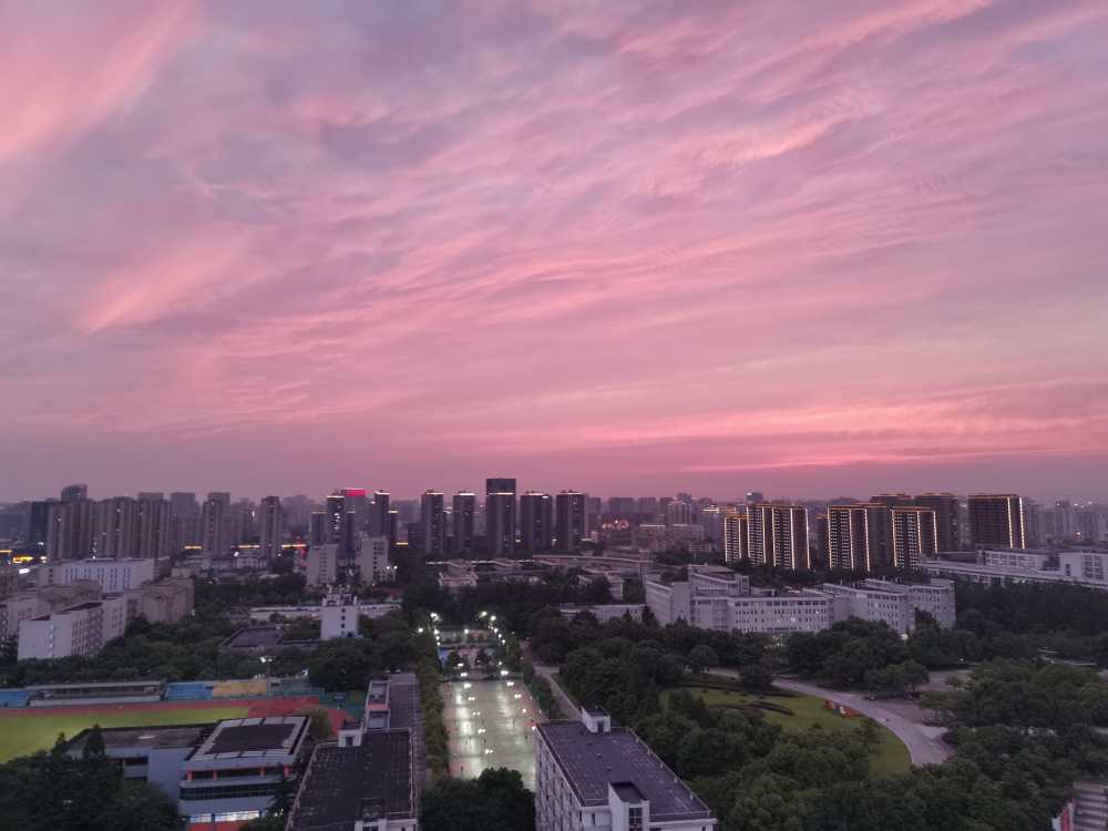 校园宿舍阳台的夕阳