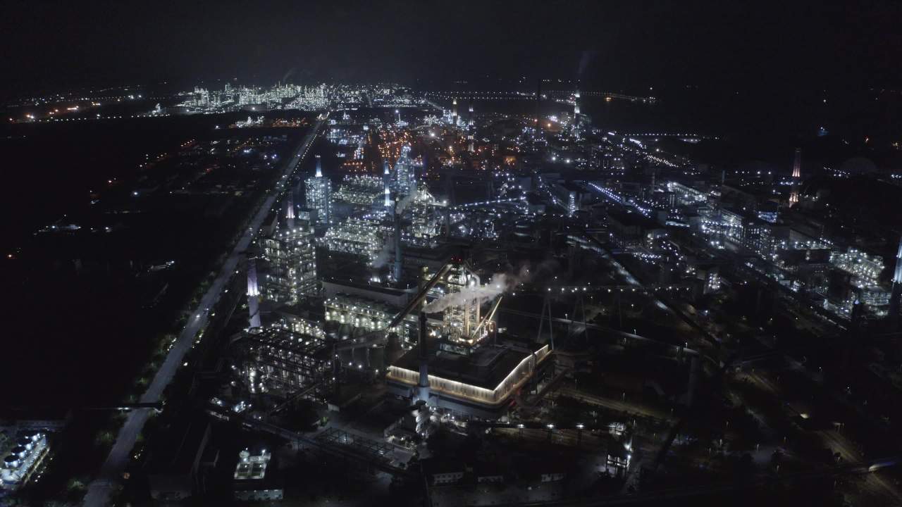 航拍化工厂全景