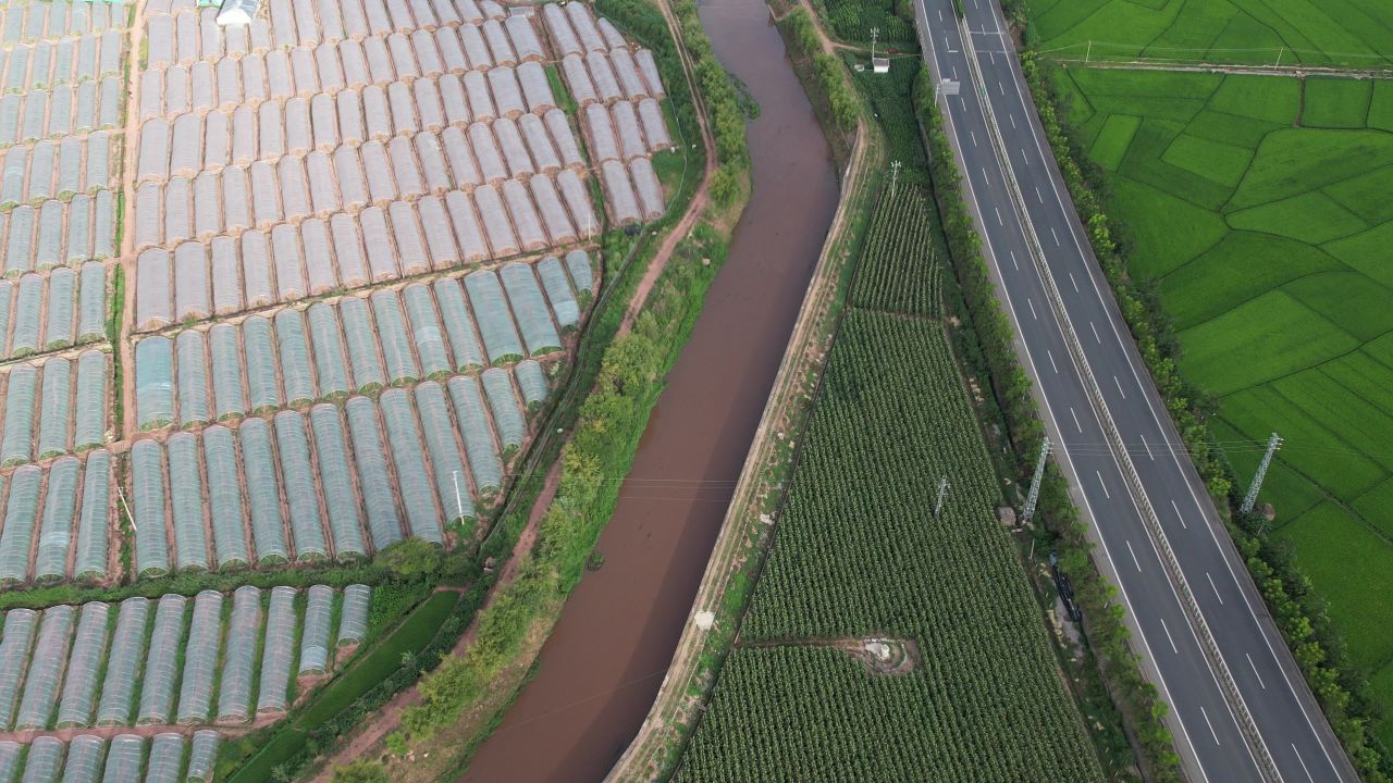 塑料种植大棚旁的小河与高速公路