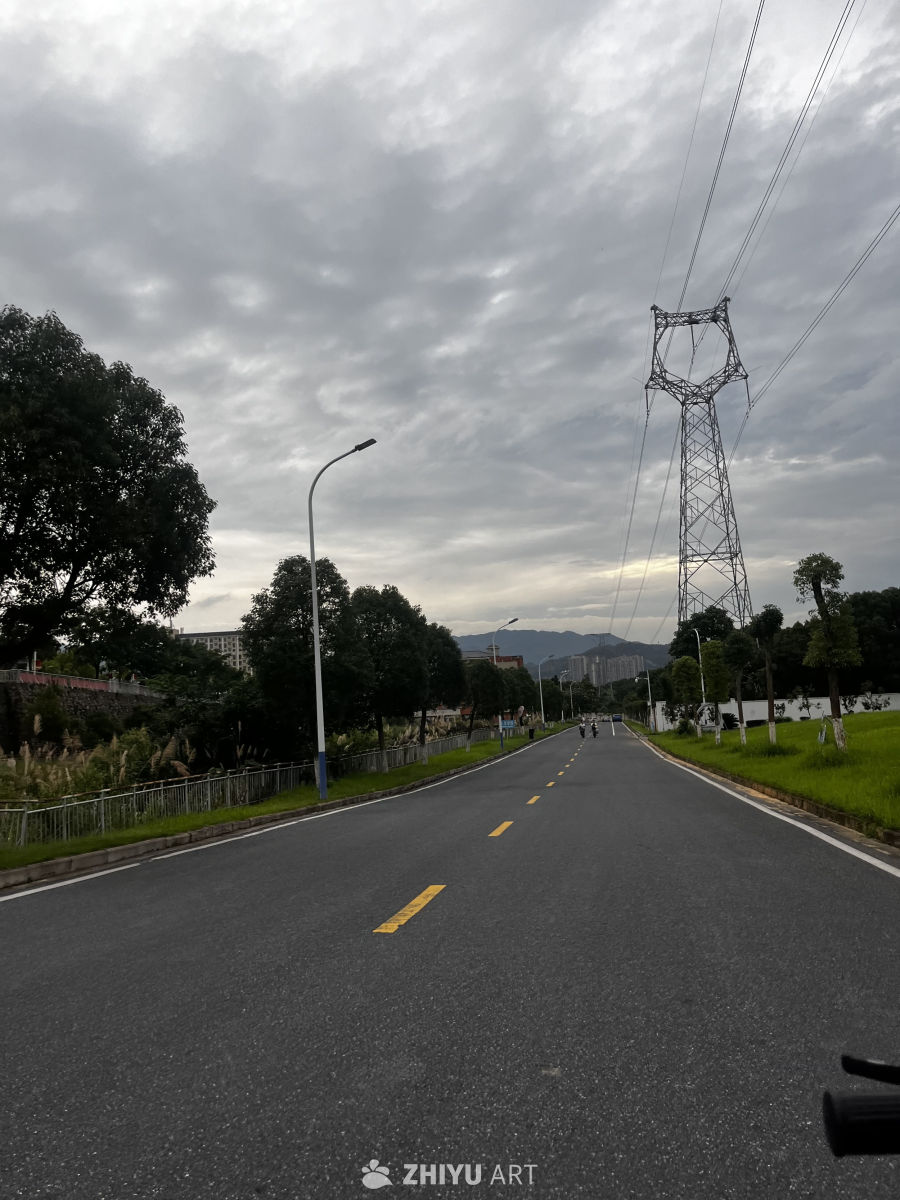 城市边缘的宁静之路
