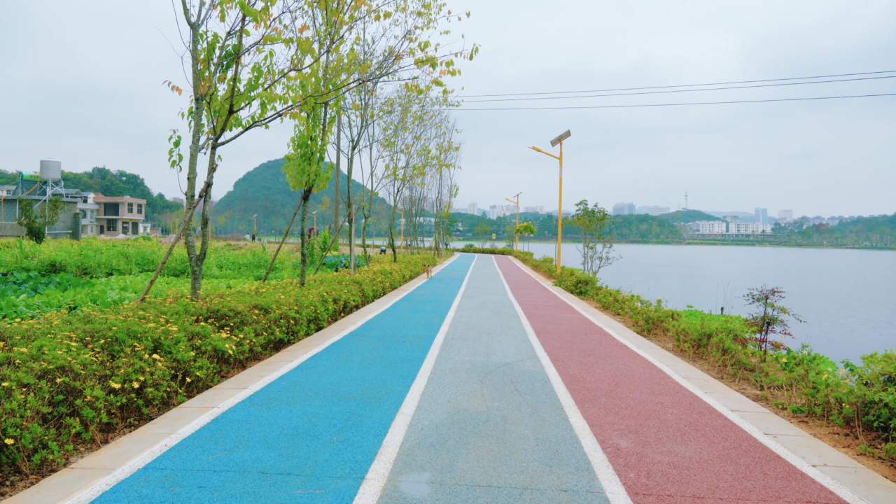湖畔彩色步道