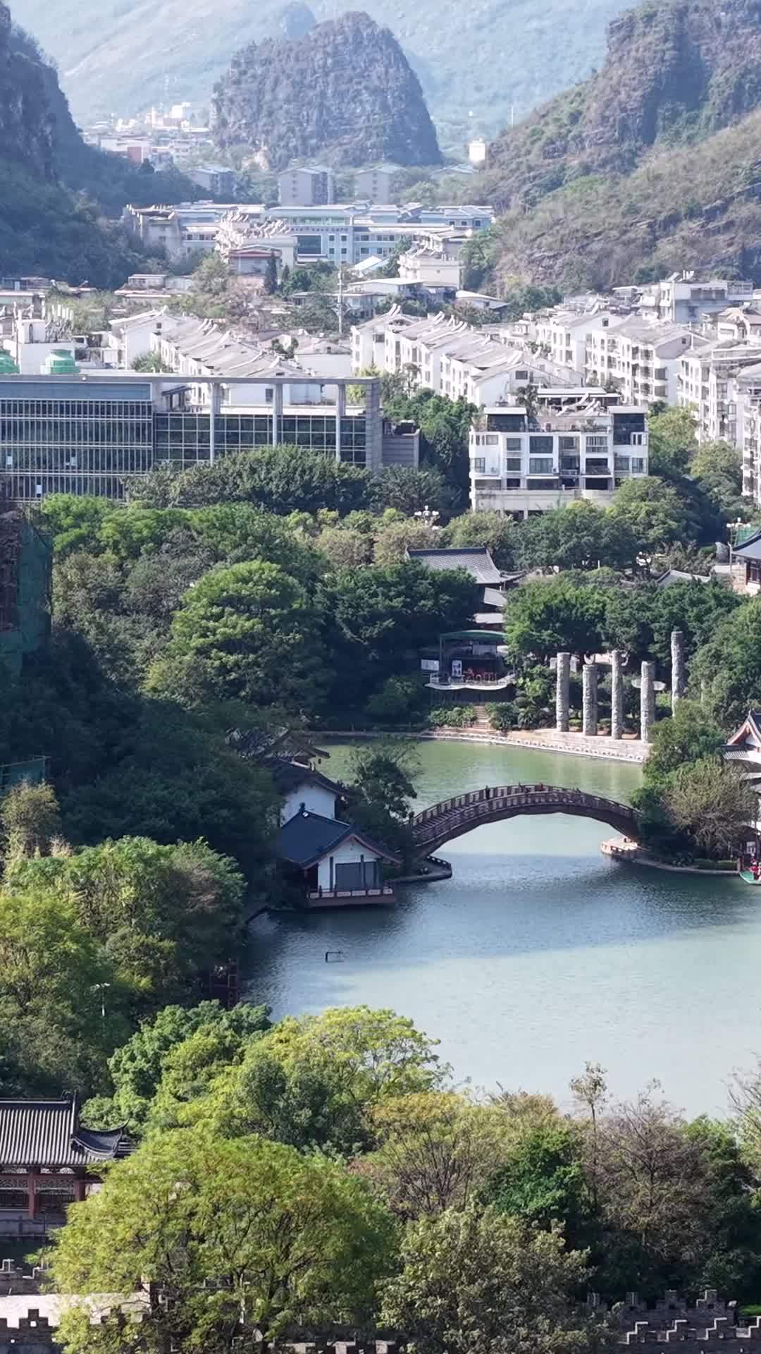 竖版航拍桂林叠彩山木龙湖 