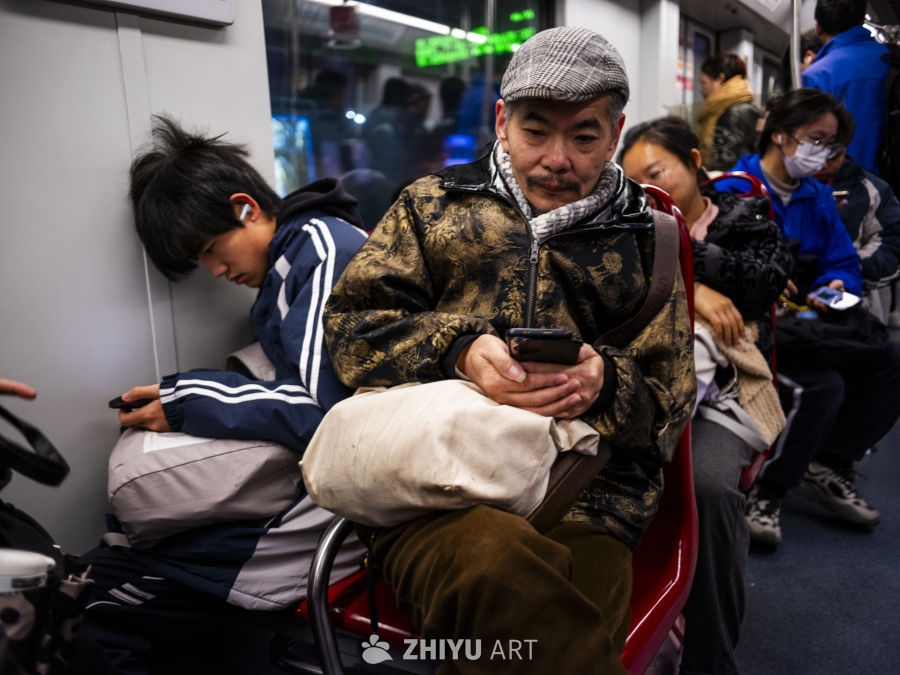 地铁上的宁静时刻