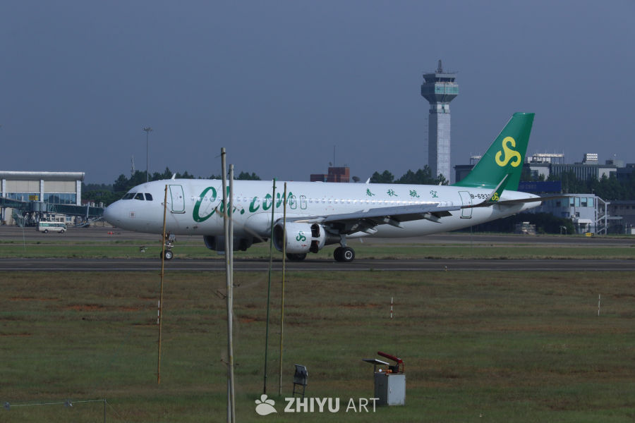 春秋航空飞机在机场跑道待发