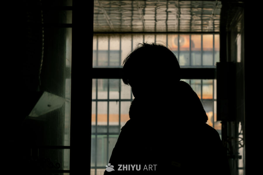 窗边剪影：静谧的思绪