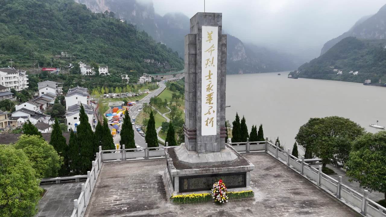 航拍纪念碑与江景