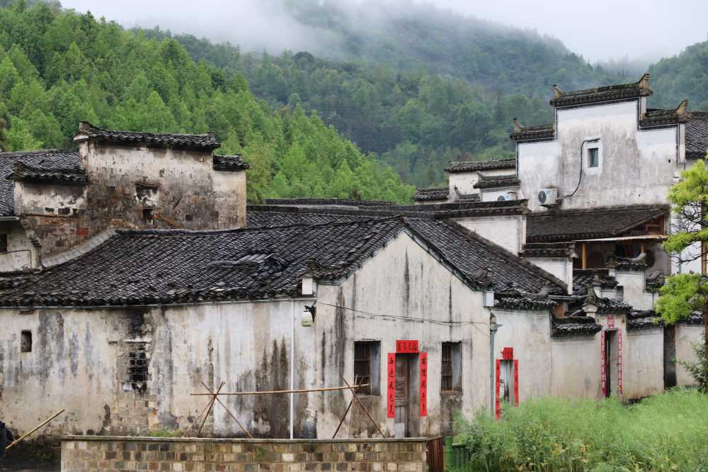 烟雨之中，西递村庄如诗如画