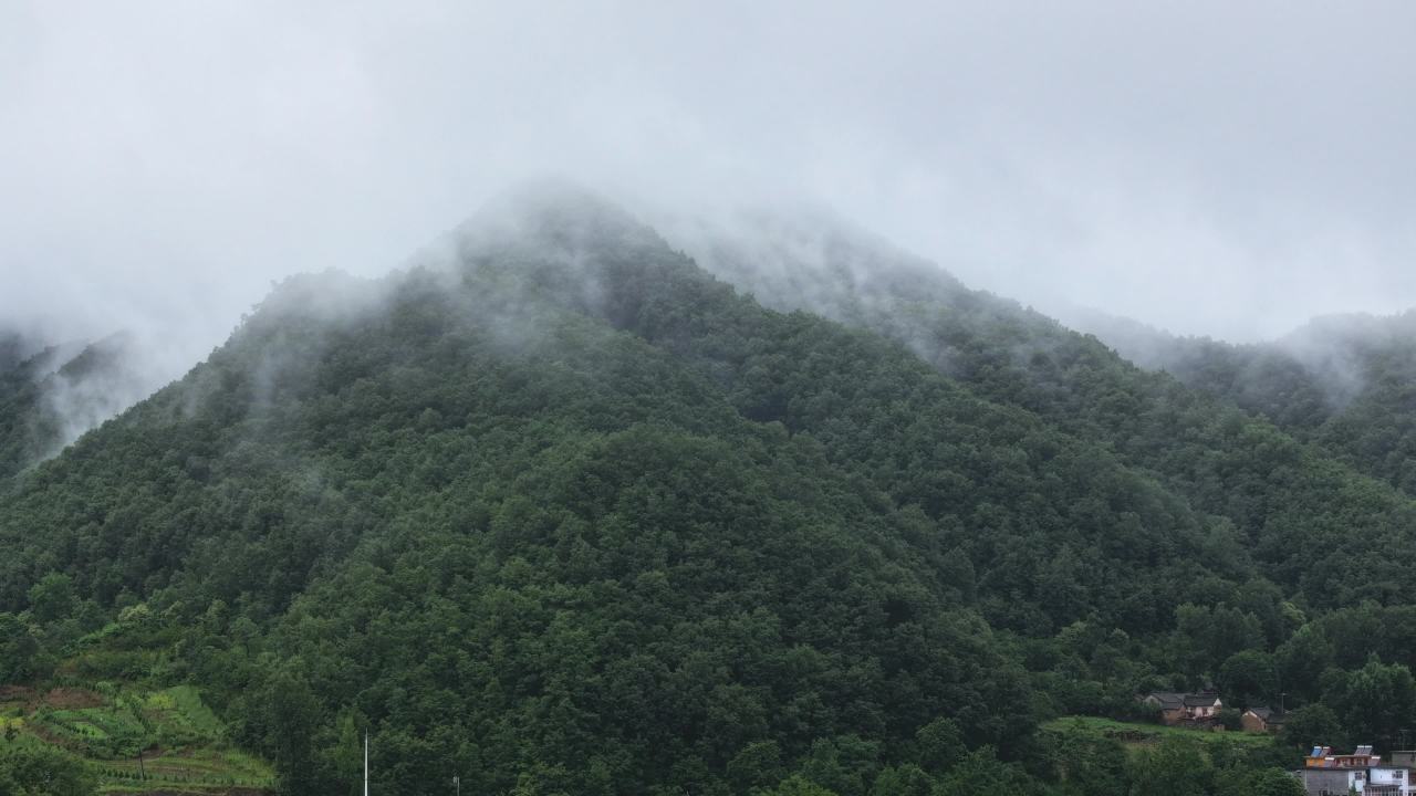 云雾缭绕的山峰