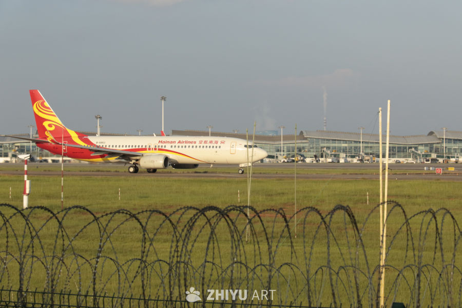海南航空飞机在机场跑道上