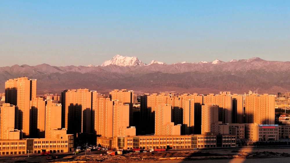 黄昏雪山