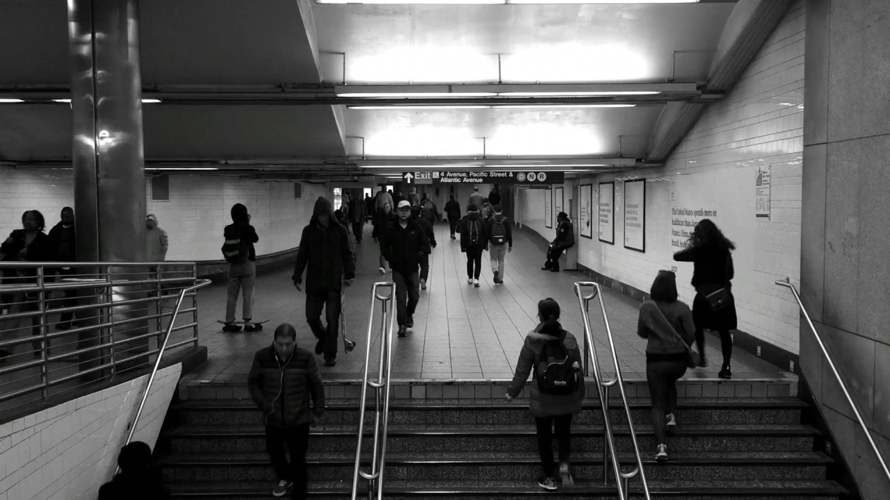 地铁楼梯人人群