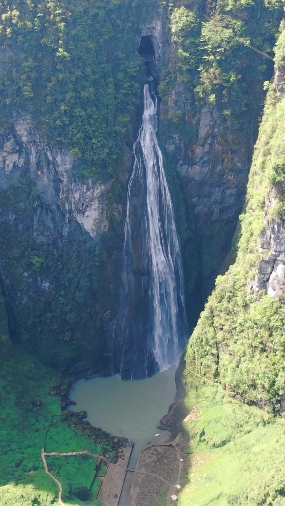 旅游景区湖南湘西大龙洞瀑布竖屏航拍