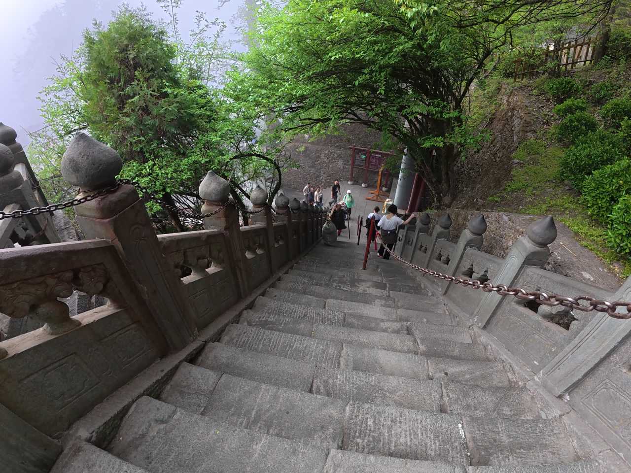 登高望远，雾中古道