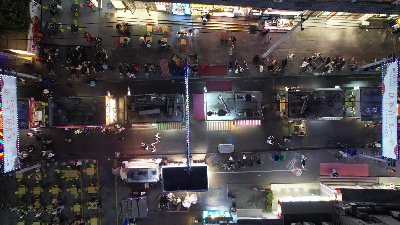 河南新乡市夜景步行街人流航拍