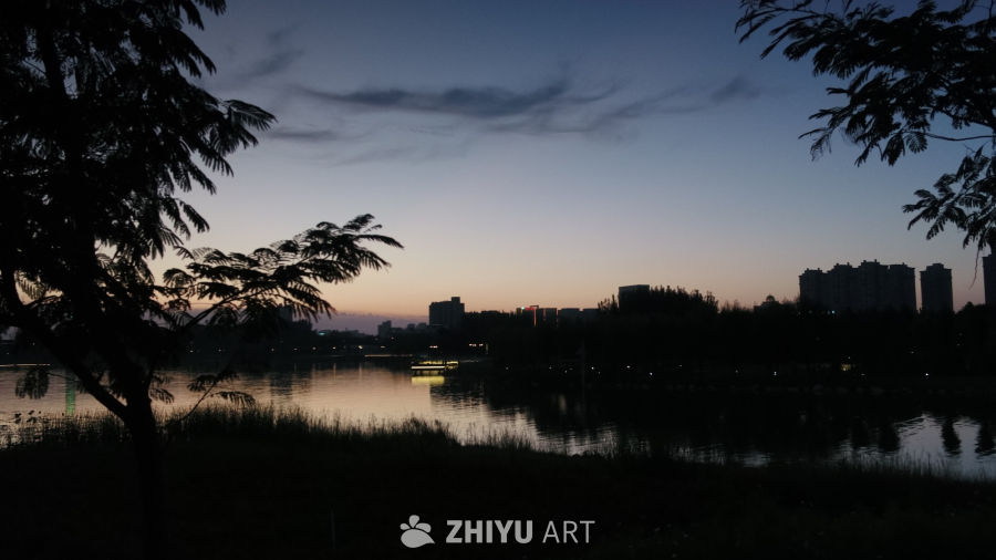 黄昏湖畔的静谧时光