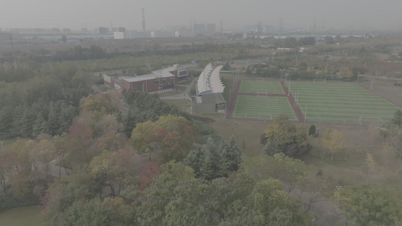 城市边缘的秋日体育场