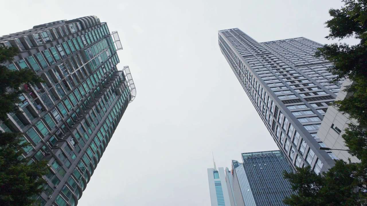 4K城市建筑行车仰拍阴天5