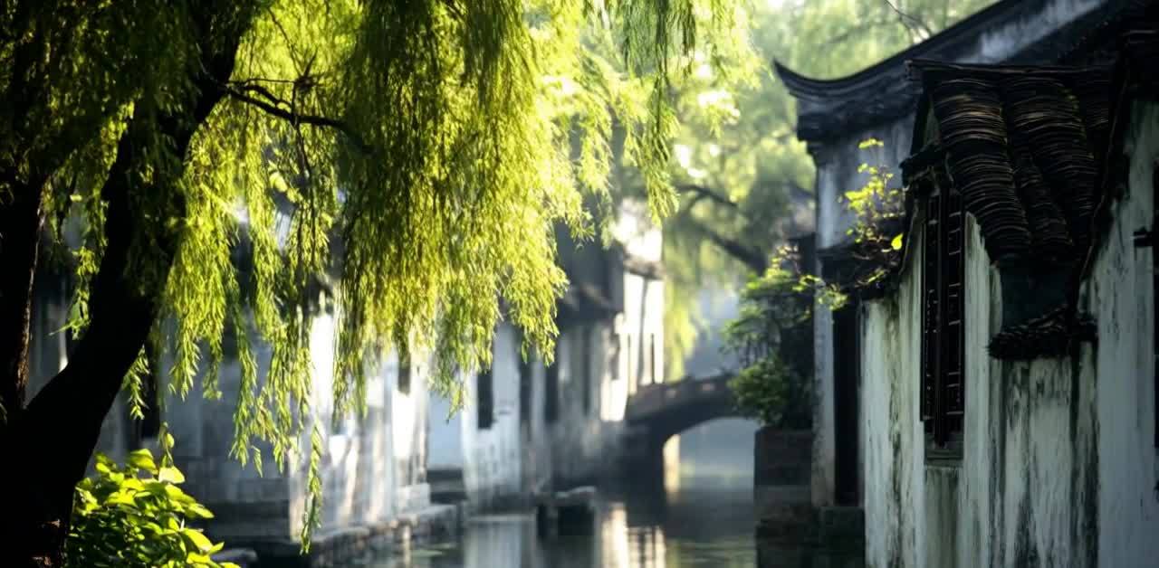 一条小河穿过古色古香的建筑群，河水平静，倒影着周围