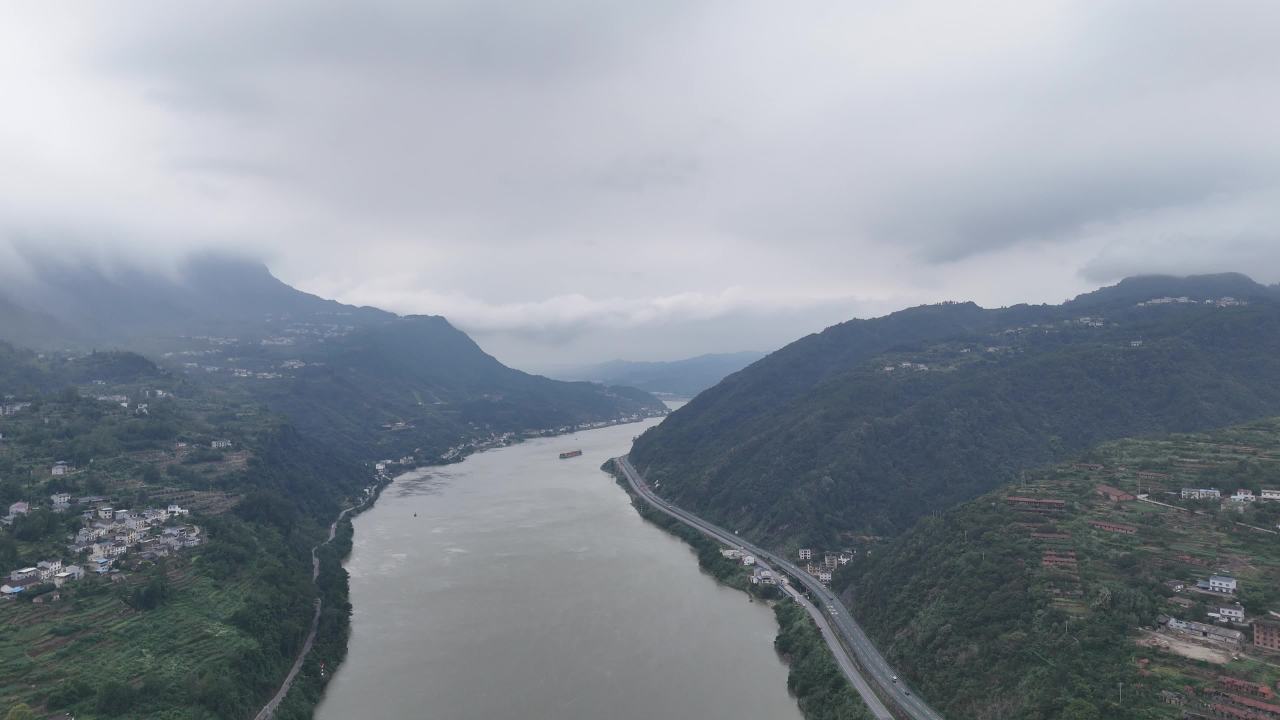 航拍河流与山脉的壮丽景色