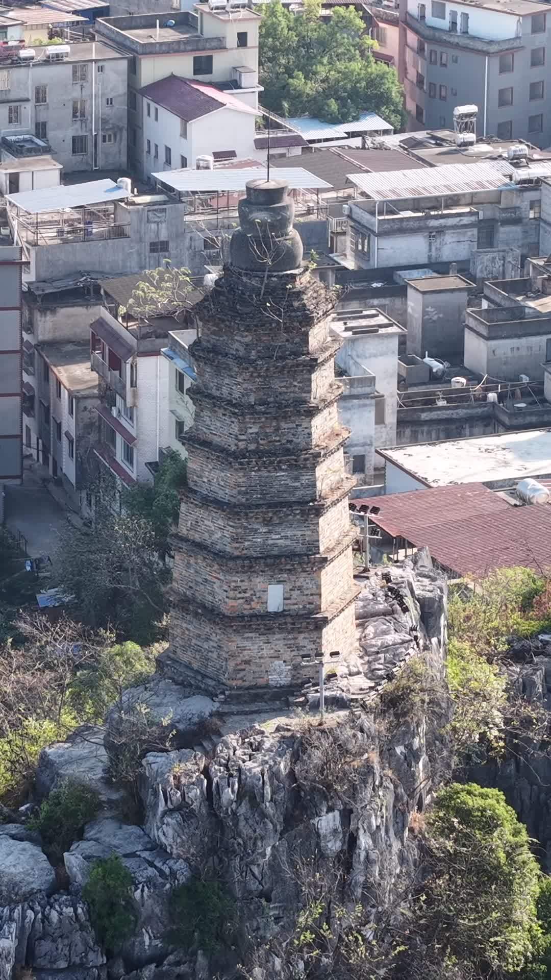 古塔静立于悬崖之上