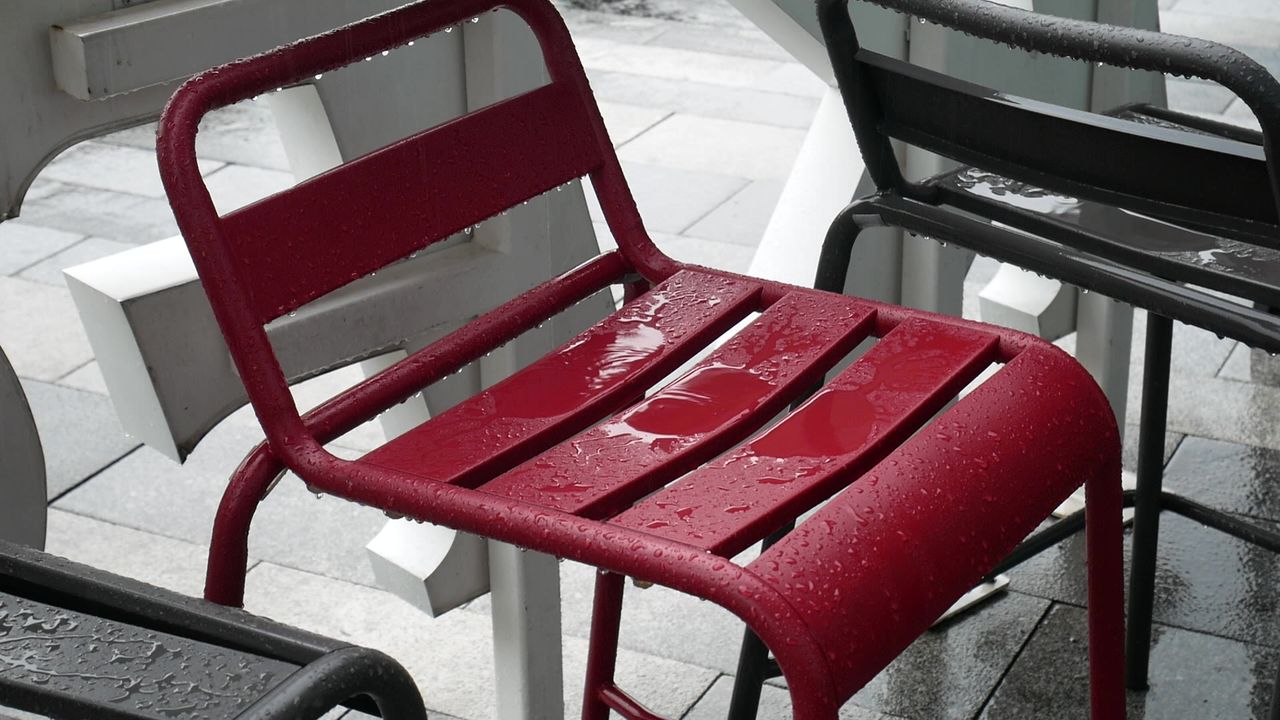 雨中的吧椅