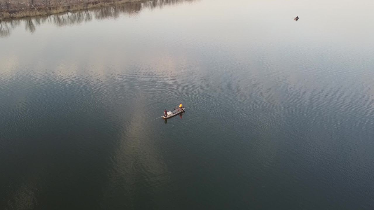 河道渔船航拍素材
