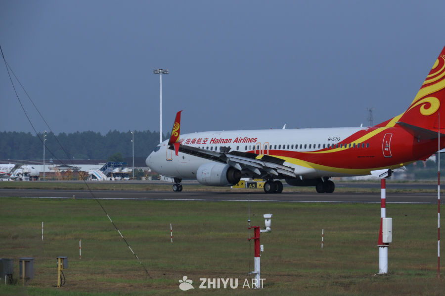 海南航空飞机准备起飞