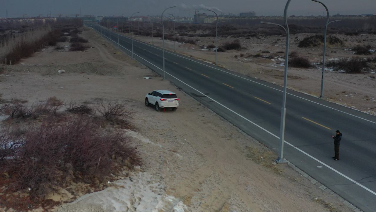 荒漠中的公路与行人