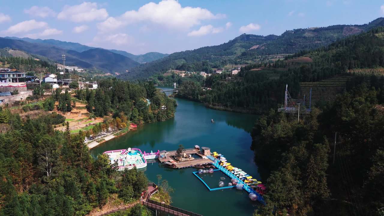 湖畔山景