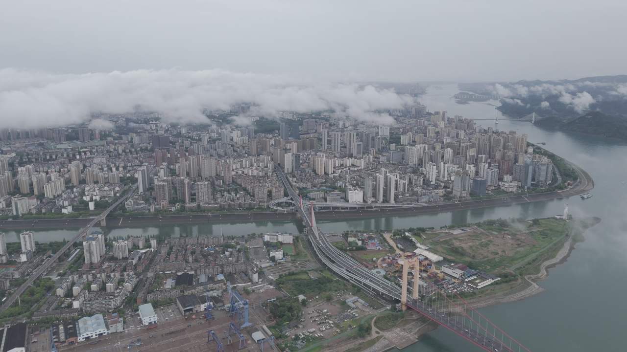 云雾缭绕的城市全景
