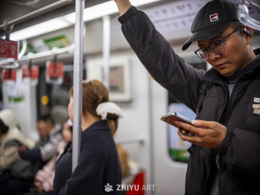 地铁上的专注时刻