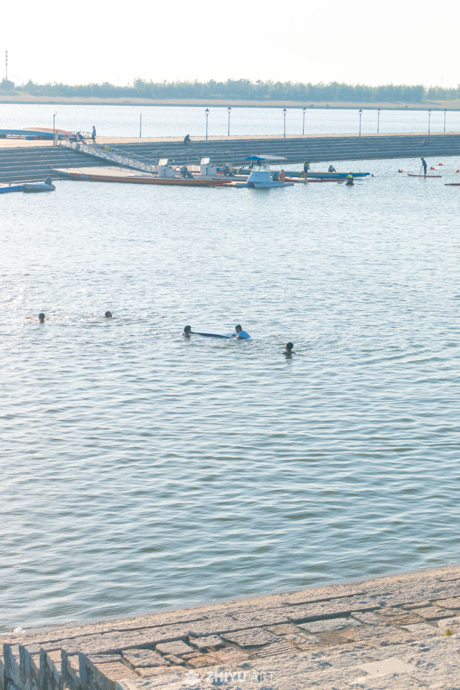 夏日湖畔游泳图