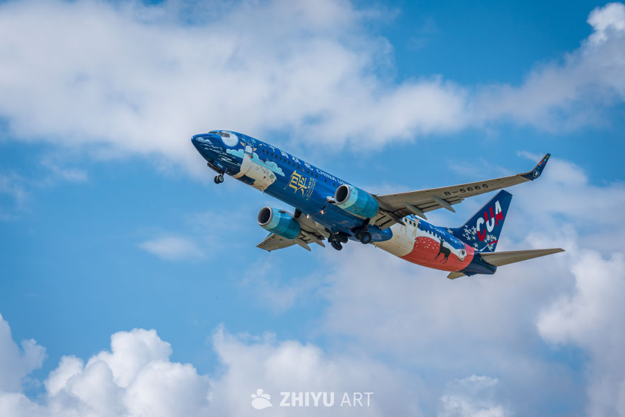 中国联合航空节日彩绘飞机启航