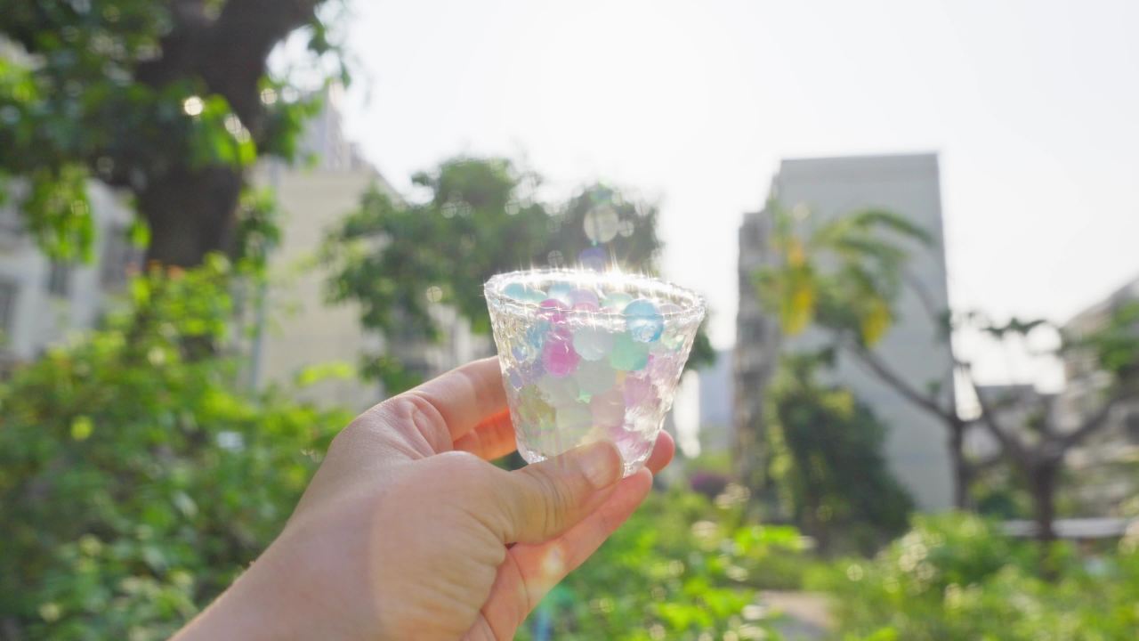 阳光下闪耀着光芒的水宝宝