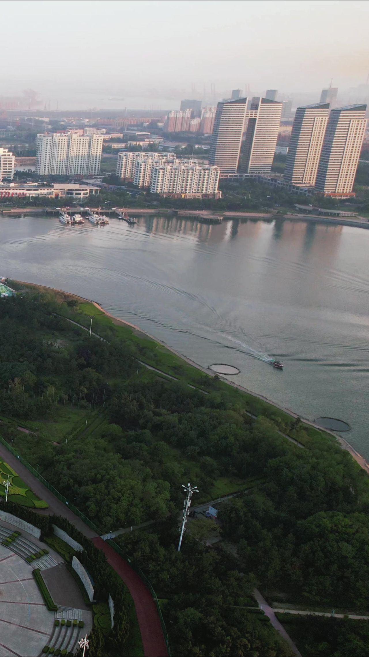 大海海浪沙滩风景浪花竖屏航拍  