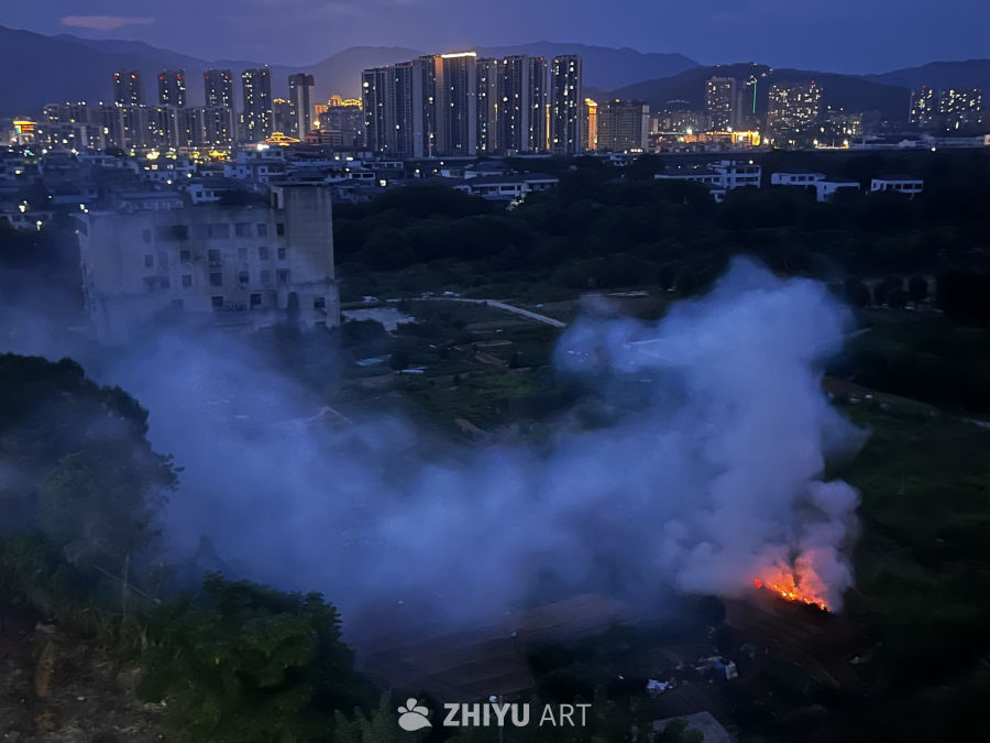城市与乡村的夜晚对峙